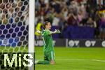 19.07.2025, UEFA Frauen-Europameisterschaft 2025 in der Schweiz. Viertelfinale, Frankreich - Deutschland, im St-Jakob-Park Basel (Schweiz). Frenetischer Schlussjubel nach dem Sieg nach Elfmeterschieen der deutschen Frauen. Torhterin Ann-Katrin Berger (Deutschland) lsst sich nach gehaltenem Elfmeter feiern.