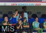19.07.2025, UEFA Frauen-Europameisterschaft 2025 in der Schweiz. Viertelfinale, Frankreich - Deutschland, im St-Jakob-Park Basel (Schweiz). Die verletzte Giulia Gwinn (Deutschland) kann nicht Stillsitzen und feuert immer wieder ihr Team von der Ersatzbank aus an.