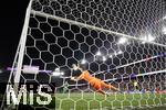 19.07.2025, UEFA Frauen-Europameisterschaft 2025 in der Schweiz. Viertelfinale, Frankreich - Deutschland, im St-Jakob-Park Basel (Schweiz). Elfmeterschiessen, Torhterin Ann-Katrin Berger (Deutschland) trifft gegen ihre Kollegin Torhterin Pauline Peyraud-Magnin (Frankreich) zum 3:4.