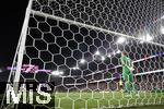 19.07.2025, UEFA Frauen-Europameisterschaft 2025 in der Schweiz. Viertelfinale, Frankreich - Deutschland, im St-Jakob-Park Basel (Schweiz). Elfmeterschiessen, Torhterin Ann-Katrin Berger (Deutschland) konzentriert sich auf den kommenden Schuss von Sakina Karchaoui (Frankreich) 