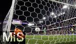 19.07.2025, UEFA Frauen-Europameisterschaft 2025 in der Schweiz. Viertelfinale, Frankreich - Deutschland, im St-Jakob-Park Basel (Schweiz). Elfmeterschiessen, Torhterin Ann-Katrin Berger (Deutschland) trifft gegen ihre Kollegin Torhterin Pauline Peyraud-Magnin (Frankreich) zum 3:4.