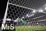 19.07.2025, UEFA Frauen-Europameisterschaft 2025 in der Schweiz. Viertelfinale, Frankreich - Deutschland, im St-Jakob-Park Basel (Schweiz). Elfmeterschiessen, Torhterin Ann-Katrin Berger (Deutschland) hlt den Schuss von Alice Sombath (Frankreich), damit ist das Spiel zugunsten von den Deutschen entschieden. Sieg im Viertelfinale.