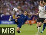 19.07.2025, UEFA Frauen-Europameisterschaft 2025 in der Schweiz. Viertelfinale, Frankreich - Deutschland, im St-Jakob-Park Basel (Schweiz). Maelle Lakrar (Frankreich) am Ball 