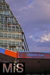 19.07.2025, UEFA Frauen-Europameisterschaft 2025 in der Schweiz. Viertelfinale, Frankreich - Deutschland, im St-Jakob-Park Basel (Schweiz).  Am gegenberliegenden Hochhaus stehen Zuschauer am Balkon um dem Spiel zuzusehen.