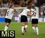 19.07.2025, UEFA Frauen-Europameisterschaft 2025 in der Schweiz. Viertelfinale, Frankreich - Deutschland, im St-Jakob-Park Basel (Schweiz). Torjubel Sjoeke Nsken (mitte, Deutschland) mit Sophia Kleinherne (Deutschland) und Janina Minge  (Deutschland) 