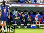 19.07.2025, UEFA Frauen-Europameisterschaft 2025 in der Schweiz. Viertelfinale, Frankreich - Deutschland, im St-Jakob-Park Basel (Schweiz). li: die verletzte Giulia Gwinn (Deutschland) emotional auf der Ersatzbank 