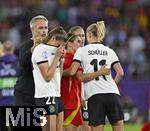 23.07.2025, UEFA Frauen-Europameisterschaft 2025 in der Schweiz. Halbfinale, Deutschland - Spanien, Im Stadion Letzigrund Zrich. v.l. Jule Brand (Deutschland) wird von Trainer Christian Wck (Deutschland) getrstet.