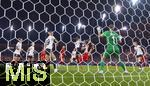 23.07.2025, UEFA Frauen-Europameisterschaft 2025 in der Schweiz. Halbfinale, Deutschland - Spanien, Im Stadion Letzigrund Zrich. Esther Gonzalez (Spanien) liegt quer in der Luft gegen Sophia Kleinherne (Deutschland) , re: Torhterin Ann-Katrin Berger (Deutschland) 