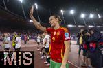 23.07.2025, UEFA Frauen-Europameisterschaft 2025 in der Schweiz. Halbfinale, Deutschland - Spanien, Im Stadion Letzigrund Zrich. Frust bei den Deutschen Spielerinnen nach der Niederlage, Torhterin Ann-Katrin Berger (Deutschland) winkt den Fans mit einem trikot der Spanierinnen ( Esther Gonzalez (Spanien) )