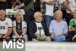 23.07.2025, UEFA Frauen-Europameisterschaft 2025 in der Schweiz. Halbfinale, Deutschland - Spanien, Im Stadion Letzigrund Zrich. Familie von Torhterin Ann-Katrin Berger (Deutschland) auf der Tribne, mit dem 92-Jhrigen Opa Herbert (mitte).   