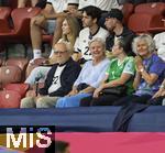 23.07.2025, UEFA Frauen-Europameisterschaft 2025 in der Schweiz. Halbfinale, Deutschland - Spanien, Im Stadion Letzigrund Zrich. Familie von Torhterin Ann-Katrin Berger (Deutschland) auf der Tribne, mit dem 92-Jhrigen Opa Herbert (li)