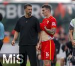 25.07.2025, Fussball 1. Bundesliga 2025/2026,  Testspiel Rot-Weiss Essen - FC Augsburg, im Donaustadion Dillingen, Schwaben. v.li: Trainer Sandro Wagner (FC Augsburg) mit Cedric Adrian Zesiger (FC Augsburg) 

