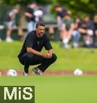 25.07.2025, Fussball 1. Bundesliga 2025/2026,  Testspiel Rot-Weiss Essen - FC Augsburg, im Donaustadion Dillingen, Schwaben. Trainer Sandro Wagner (FC Augsburg) nachdenklich am Spielfeldrand 

