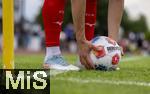 25.07.2025, Fussball 1. Bundesliga 2025/2026,  Testspiel Rot-Weiss Essen - FC Augsburg, im Donaustadion Dillingen, Schwaben. Spieler legt den Ball zum Eckball bereit.

