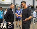 25.07.2025, Fussball 1. Bundesliga 2025/2026,  Testspiel Rot-Weiss Essen - FC Augsburg, im Donaustadion Dillingen, Schwaben. Geschftsfhrer Marc-Nicolai Pfeifer (li, Essen) im Gesprch mit Trainer Sandro Wagner (FC Augsburg) 

