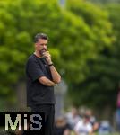 25.07.2025, Fussball 1. Bundesliga 2025/2026,  Testspiel Rot-Weiss Essen - FC Augsburg, im Donaustadion Dillingen, Schwaben. Trainer Sandro Wagner (FC Augsburg) nachdenklich an der Seitenlinie. 

