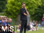 25.07.2025, Fussball 1. Bundesliga 2025/2026,  Testspiel Rot-Weiss Essen - FC Augsburg, im Donaustadion Dillingen, Schwaben. Trainer Sandro Wagner (FC Augsburg) nachdenklich an der Seitenlinie. 

