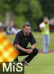 25.07.2025, Fussball 1. Bundesliga 2025/2026,  Testspiel Rot-Weiss Essen - FC Augsburg, im Donaustadion Dillingen, Schwaben. Trainer Sandro Wagner (FC Augsburg) nachdenklich an der Seitenlinie. 

