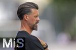 25.07.2025, Fussball 1. Bundesliga 2025/2026,  Testspiel Rot-Weiss Essen - FC Augsburg, im Donaustadion Dillingen, Schwaben. Trainer Sandro Wagner (FC Augsburg) nachdenklich 

