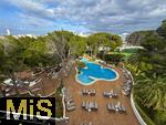 23.07.2025,  Beliebtes Reiseziel der Deutschen, Mallorca. Hier Cala Ratjada, Blick von einem Hotelbalkon auf den Hotelpool. Die Liegen vor dem Pool sind noch leer.