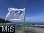23.07.2025,  Beliebtes Reiseziel der Deutschen, Mallorca. Hier Cala Ratjada am Strand Cala Agulla. Die Weisse Flagge mit Quallen-Aufdruck steht am Strand, das soll eine Warnung vor den unangenehmen Feuerquallen im Wasser sein.