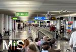 23.07.2025,  Beliebtes Reiseziel der Deutschen, Mallorca. Airport Palma de Mallorca, Rollbnder und wartende Fluggste am Abfluggate C59 und C57.