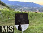 31.07.2025, Meran in Sdtirol, Italien. Ortsteil Algund, Werbeschild fr Weinkellerfhrung am Hang eines Weinberges.