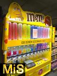 31.07.2025, Meran in Sdtirol, Italien. Ortsteil Algund, in einem Supermarkt gibt es die Original m&m's Colorworks Station, Ein POS-Display zum Selberabfllen der bunten Schokolinsen. Eine Farbenmischstation fr m&ms.  Das sind bunte, mit Zucker umhllte Schokolinsen. Die Bezeichnung steht fr Mars & Murrie?s, nach Forrest E. Mars, dem Erfinder der M&M?s, und dessen Geschftspartner Bruce Murrie.