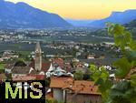 31.07.2025, Meran in Sdtirol, Italien. Ortsteil Algund, Ausblick vom Hang eines Weinberges.