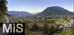 31.07.2025, Meran in Sdtirol, Italien. Ortsteil Algund, Ein Mann spaziert den Waalweg entlang, am Hang eines Weinberges.