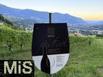 31.07.2025, Meran in Sdtirol, Italien. Ortsteil Algund, Werbeschild fr Weinkellerfhrung am Hang eines Weinberges.