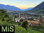 31.07.2025, Meran in Sdtirol, Italien. Ortsteil Algund, Ausblick vom Hang eines Weinberges.