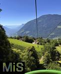 31.07.2025, Meran in Sdtirol, Italien. Ortsteil Algund, Ausblick von der Korbseilbahn, KORBLIFT VELLAU-LEITER ALM. Langsam schwebt man durch die Weinberge und Wlder von Algund nach Vellau.
Von dort gelangt man mit dem nostalgischen Korblift direkt zur - am Meraner Hhenweg gelegenen - Leiter Alm auf 1.550 Metern Hhe.
 