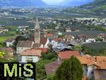 31.07.2025, Meran in Sdtirol, Italien. Ortsteil Algund, Ausblick vom Hang eines Weinberges.