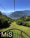 31.07.2025, Meran in Sdtirol, Italien. Ortsteil Algund, Ausblick von der Korbseilbahn, KORBLIFT VELLAU-LEITER ALM. Langsam schwebt man durch die Weinberge und Wlder von Algund nach Vellau.
Von dort gelangt man mit dem nostalgischen Korblift direkt zur - am Meraner Hhenweg gelegenen - Leiter Alm auf 1.550 Metern Hhe.
 