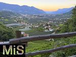 31.07.2025, Meran in Sdtirol, Italien. Ortsteil Algund, Ausblick vom Hang eines Weinberges. 