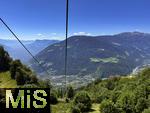 31.07.2025, Meran in Sdtirol, Italien. Ortsteil Algund, Ausblick von der Korbseilbahn, KORBLIFT VELLAU-LEITER ALM. Langsam schwebt man durch die Weinberge und Wlder von Algund nach Vellau.
Von dort gelangt man mit dem nostalgischen Korblift direkt zur - am Meraner Hhenweg gelegenen - Leiter Alm auf 1.550 Metern Hhe.
 