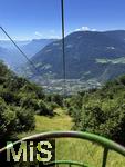 31.07.2025, Meran in Sdtirol, Italien. Ortsteil Algund, Ausblick von der Korbseilbahn, KORBLIFT VELLAU-LEITER ALM. Langsam schwebt man durch die Weinberge und Wlder von Algund nach Vellau.
Von dort gelangt man mit dem nostalgischen Korblift direkt zur - am Meraner Hhenweg gelegenen - Leiter Alm auf 1.550 Metern Hhe.
 