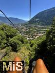 31.07.2025, Meran in Sdtirol, Italien. Ortsteil Algund, Ausblick von der Seilbahn VELLAU-LEITER ALM. Langsam schwebt man durch die Weinberge und Wlder von Algund nach Vellau.
Von dort gelangt man mit dem nostalgischen Korblift direkt zur - am Meraner Hhenweg gelegenen - Leiter Alm auf 1.550 Metern Hhe.
 