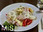 31.07.2025, Meran in Sdtirol, Italien. Ortsteil Algund, Brotzeit in einem Bergrestaurant bei Vellau. Es steht ein Wurstsalat auf dem Tisch. 
 