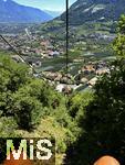 31.07.2025, Meran in Sdtirol, Italien. Ortsteil Algund, Ausblick von der Seilbahn VELLAU-LEITER ALM. Langsam schwebt man durch die Weinberge und Wlder von Algund nach Vellau.
Von dort gelangt man mit dem nostalgischen Korblift direkt zur - am Meraner Hhenweg gelegenen - Leiter Alm auf 1.550 Metern Hhe.
 