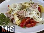 31.07.2025, Meran in Sdtirol, Italien. Ortsteil Algund, Brotzeit in einem Bergrestaurant bei Vellau. Es steht ein Wurstsalat auf dem Tisch. 
 