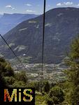 31.07.2025, Meran in Sdtirol, Italien. Ortsteil Algund, Ausblick von der Korbseilbahn, KORBLIFT VELLAU-LEITER ALM. Langsam schwebt man durch die Weinberge und Wlder von Algund nach Vellau.
Von dort gelangt man mit dem nostalgischen Korblift direkt zur - am Meraner Hhenweg gelegenen - Leiter Alm auf 1.550 Metern Hhe.
 