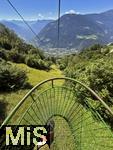 31.07.2025, Meran in Sdtirol, Italien. Ortsteil Algund, Ausblick von der Korbseilbahn, KORBLIFT VELLAU-LEITER ALM. Langsam schwebt man durch die Weinberge und Wlder von Algund nach Vellau.
Von dort gelangt man mit dem nostalgischen Korblift direkt zur - am Meraner Hhenweg gelegenen - Leiter Alm auf 1.550 Metern Hhe.
 