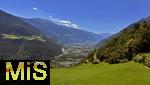 31.07.2025, Meran in Sdtirol, Italien. Ortsteil Algund, Ausblick bei Vellau nhe der Leiter Alm richtung Naturns und Schlanders im Vinschgau.
  
