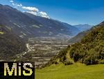 31.07.2025, Meran in Sdtirol, Italien. Ortsteil Algund, Ausblick bei Vellau nhe der Leiter Alm richtung Naturns und Schlanders im Vinschgau.
  