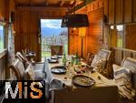 31.07.2025, Meran in Sdtirol, Italien. Ortsteil Hafling, Tiergehege am Hotel Chalet Mirabell, Lamas und Alpakas grasen hier friedlich, im urig gemtlichen Stall mit Blick zu den Lamas und der Bergwelt Sdtirols kann man ein Mehrgnge-Men des Hotels einnehmen. Ein tierisches Stadeldinner.