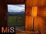 31.07.2025, Meran in Sdtirol, Italien. Ortsteil Hafling, Tiergehege am Hotel Chalet Mirabell, Lamas und Alpakas grasen hier friedlich, im urig gemtlichen Stall mit Blick zu den Lamas und der Bergwelt Sdtirols kann man ein Mehrgnge-Men des Hotels einnehmen. Ein tierisches Stadeldinner. 