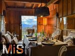 31.07.2025, Meran in Sdtirol, Italien. Ortsteil Hafling, Tiergehege am Hotel Chalet Mirabell, Lamas und Alpakas grasen hier friedlich, im urig gemtlichen Stall mit Blick zu den Lamas und der Bergwelt Sdtirols kann man ein Mehrgnge-Men des Hotels einnehmen. Ein tierisches Stadeldinner. 