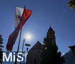 31.07.2025, Meran in Sdtirol, Italien. Ortsteil Dorf Tirol,  Landesflagge von Sdtirol weht an der Kirche. Die Landesflagge von Sdtirol mit dem Sdtiroler Wappen in der Mitte zeigt einen doppelkpfigen, schwarzen Adler auf goldenem Grund, der auch als Wenzeladler bekannt ist, und einen roten Adler auf weiem Grund, der das Tiroler Wappen darstellt. Die Flagge ist ein Symbol fr die Autonomie und Identitt Sdtirols innerhalb Italiens. Pfarrkirche Hl. Johannes der Tufer